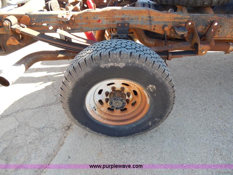 image for item I1195 2004 Ford F350 pickup truck cab and chassis