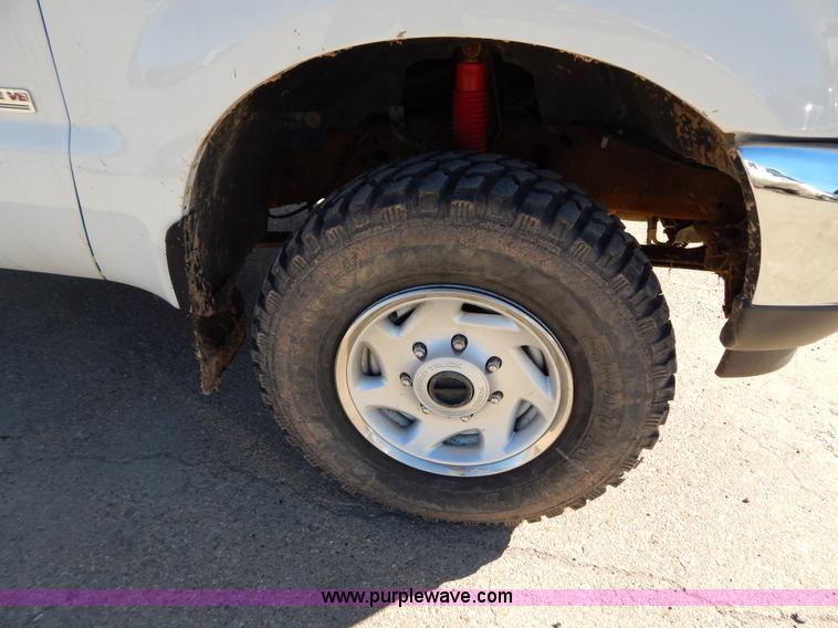 image for item I1195 2004 Ford F350 pickup truck cab and chassis