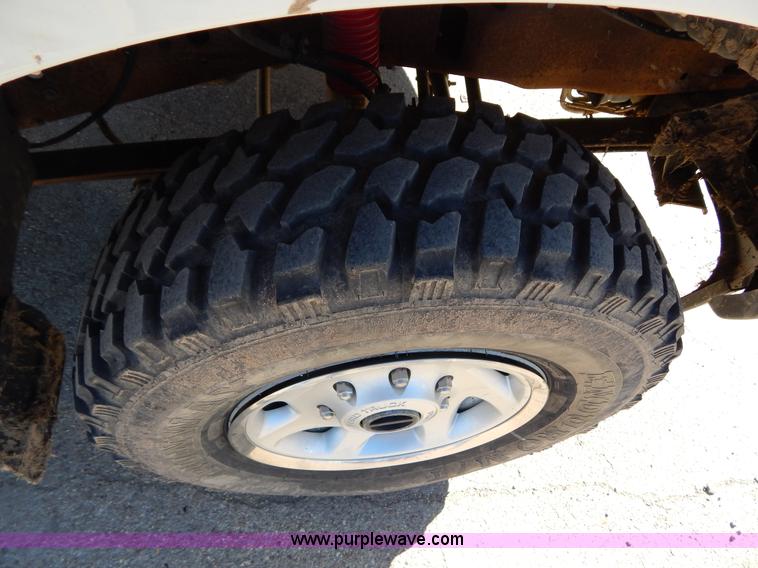 image for item I1195 2004 Ford F350 pickup truck cab and chassis