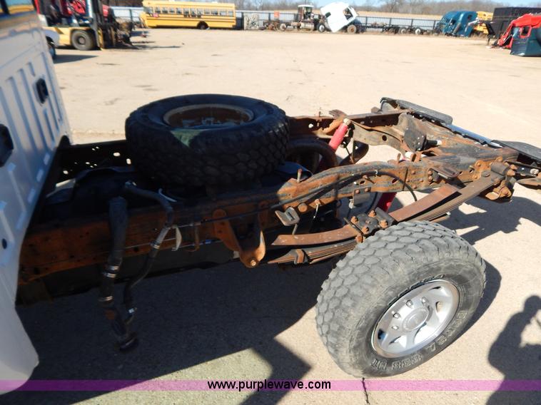 image for item I1195 2004 Ford F350 pickup truck cab and chassis