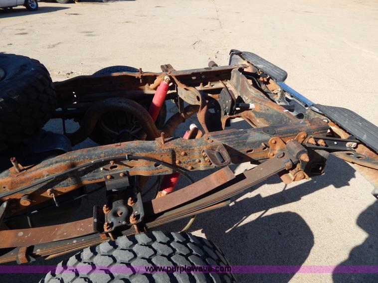 image for item I1195 2004 Ford F350 pickup truck cab and chassis