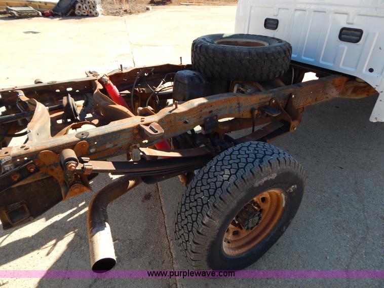 image for item I1195 2004 Ford F350 pickup truck cab and chassis