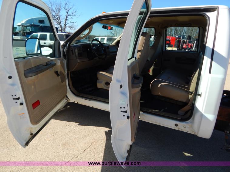 image for item I1195 2004 Ford F350 pickup truck cab and chassis