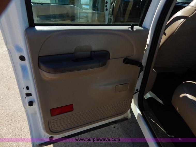 image for item I1195 2004 Ford F350 pickup truck cab and chassis