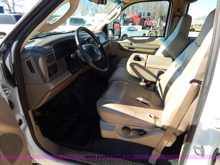 image for item I1195 2004 Ford F350 pickup truck cab and chassis