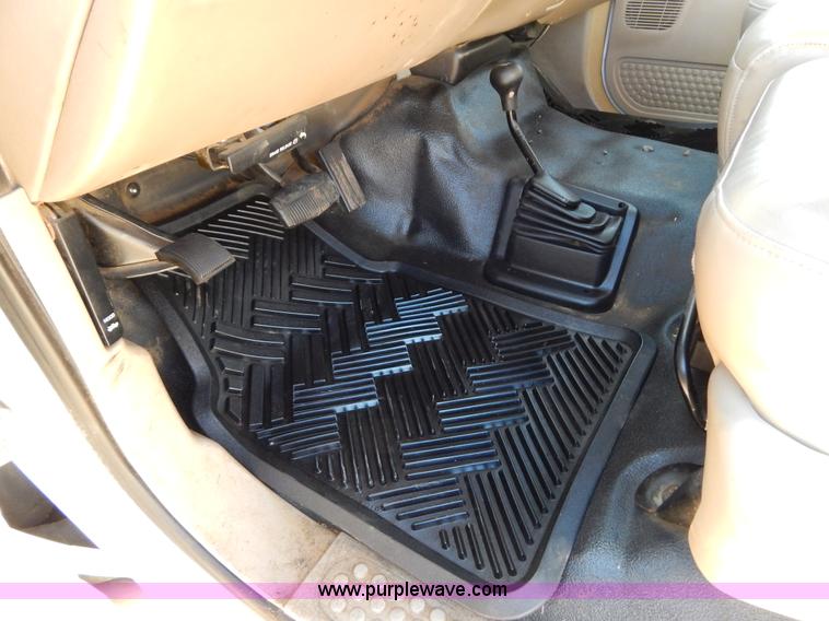 image for item I1195 2004 Ford F350 pickup truck cab and chassis