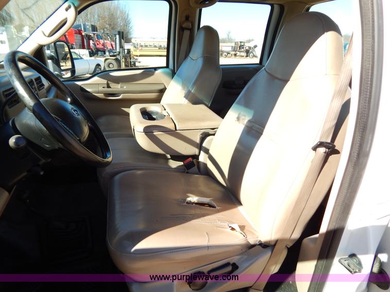 image for item I1195 2004 Ford F350 pickup truck cab and chassis