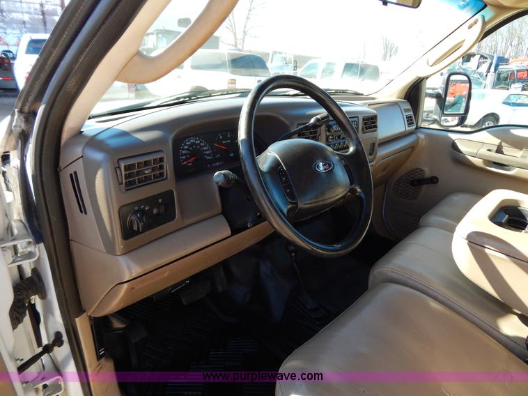 image for item I1195 2004 Ford F350 pickup truck cab and chassis