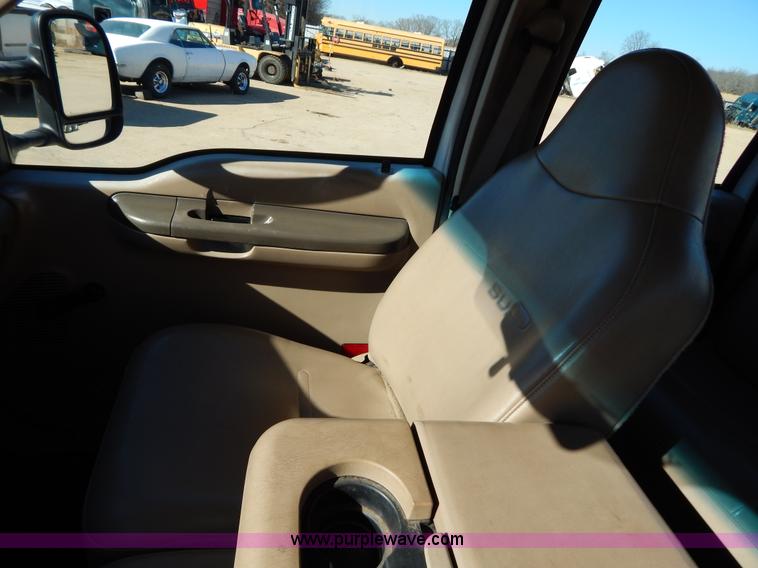 image for item I1195 2004 Ford F350 pickup truck cab and chassis