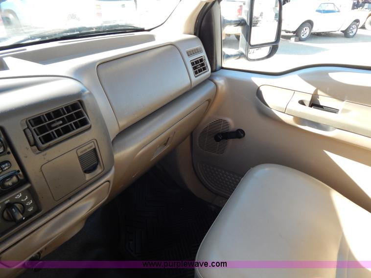 image for item I1195 2004 Ford F350 pickup truck cab and chassis