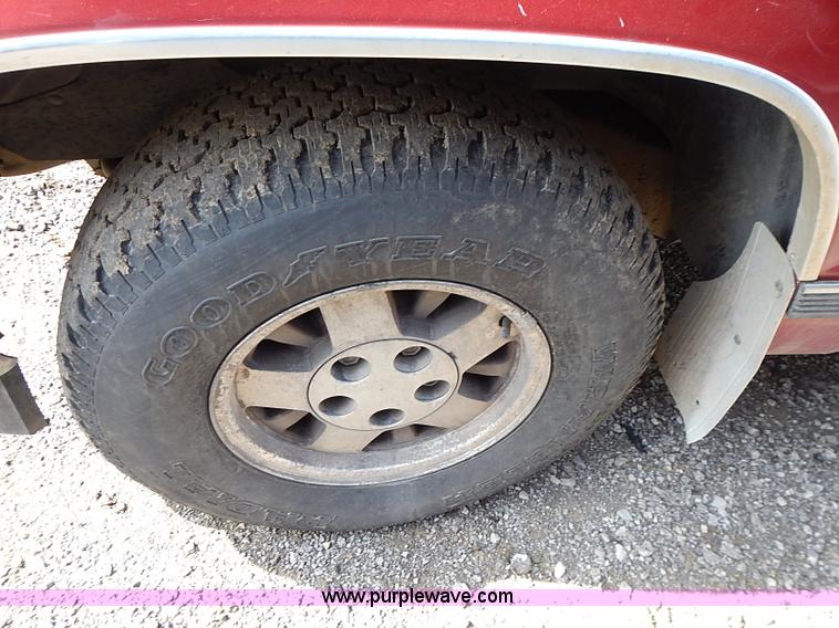 image for item I9374 1990 Chevrolet Silverado 1500 pickup truck