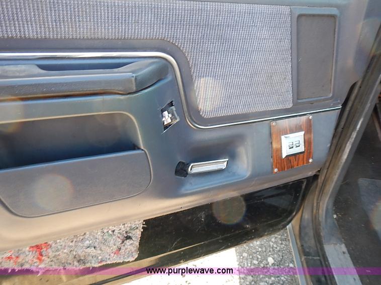 image for item I9381 1984 Ford F150 XLT pickup truck