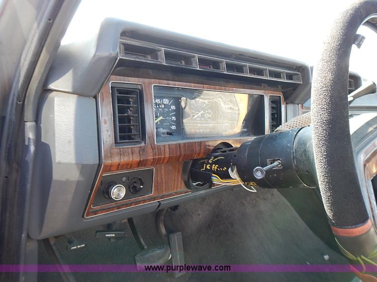 image for item I9381 1984 Ford F150 XLT pickup truck