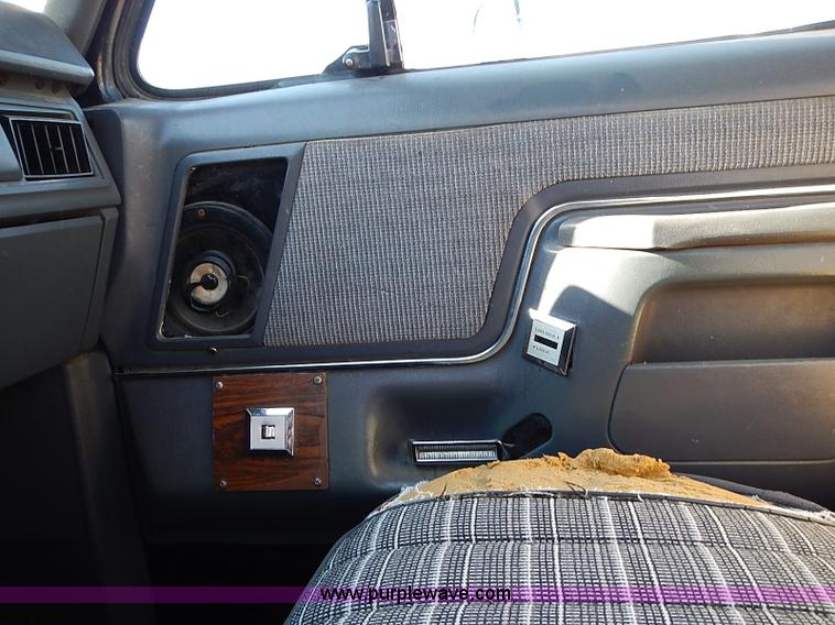 image for item I9381 1984 Ford F150 XLT pickup truck