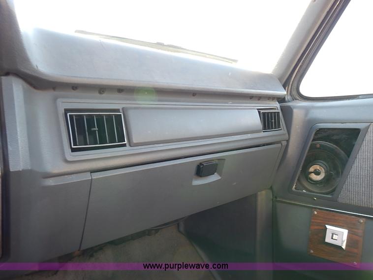 image for item I9381 1984 Ford F150 XLT pickup truck