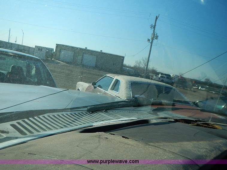 image for item I9381 1984 Ford F150 XLT pickup truck