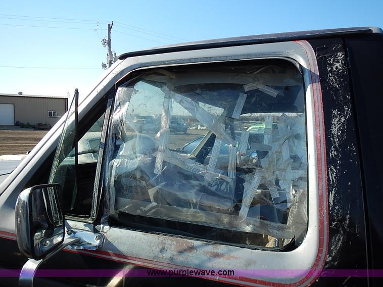 image for item I9381 1984 Ford F150 XLT pickup truck