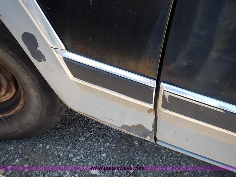 image for item I9381 1984 Ford F150 XLT pickup truck