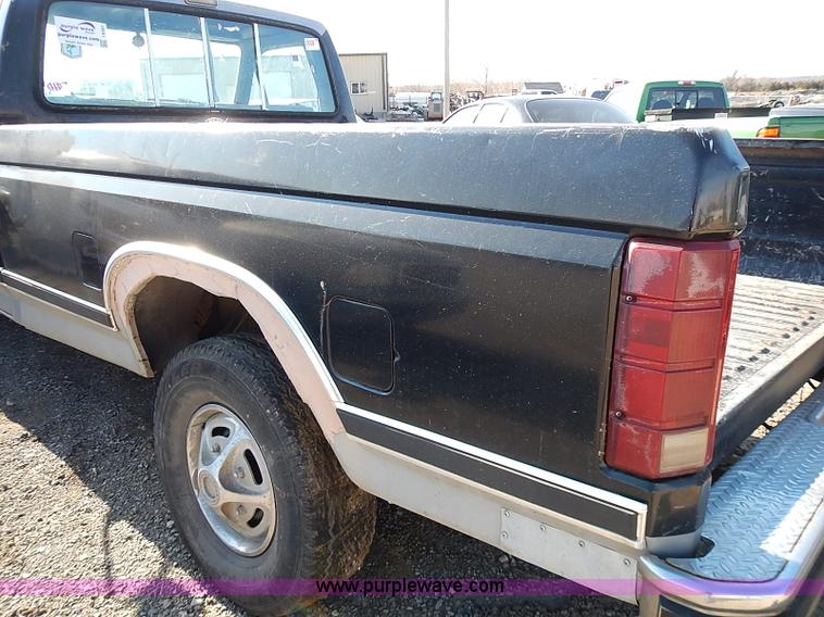 image for item I9381 1984 Ford F150 XLT pickup truck