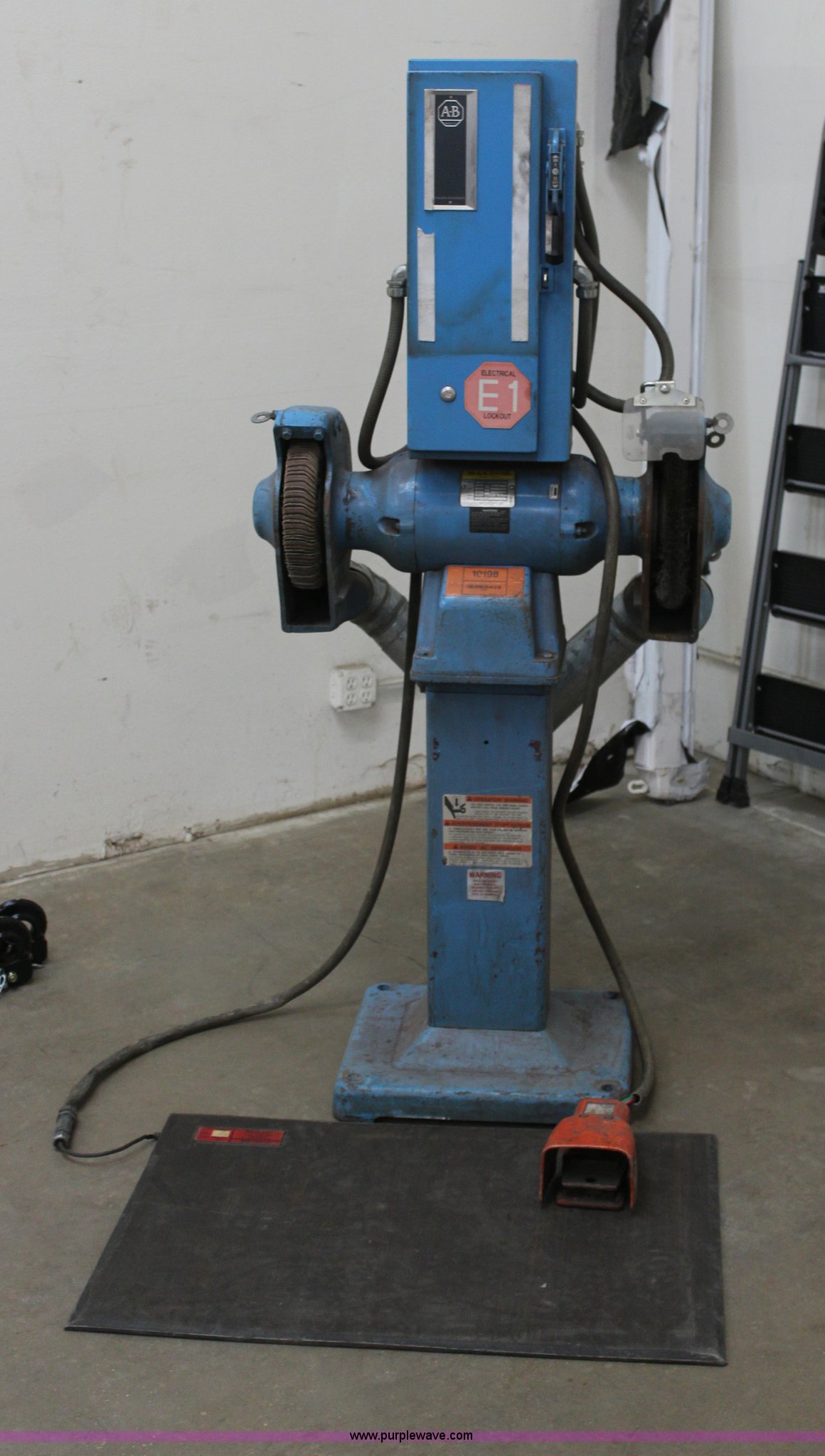 Pedistal grinder in Olathe, KS Item AZ9973 sold Purple Wave