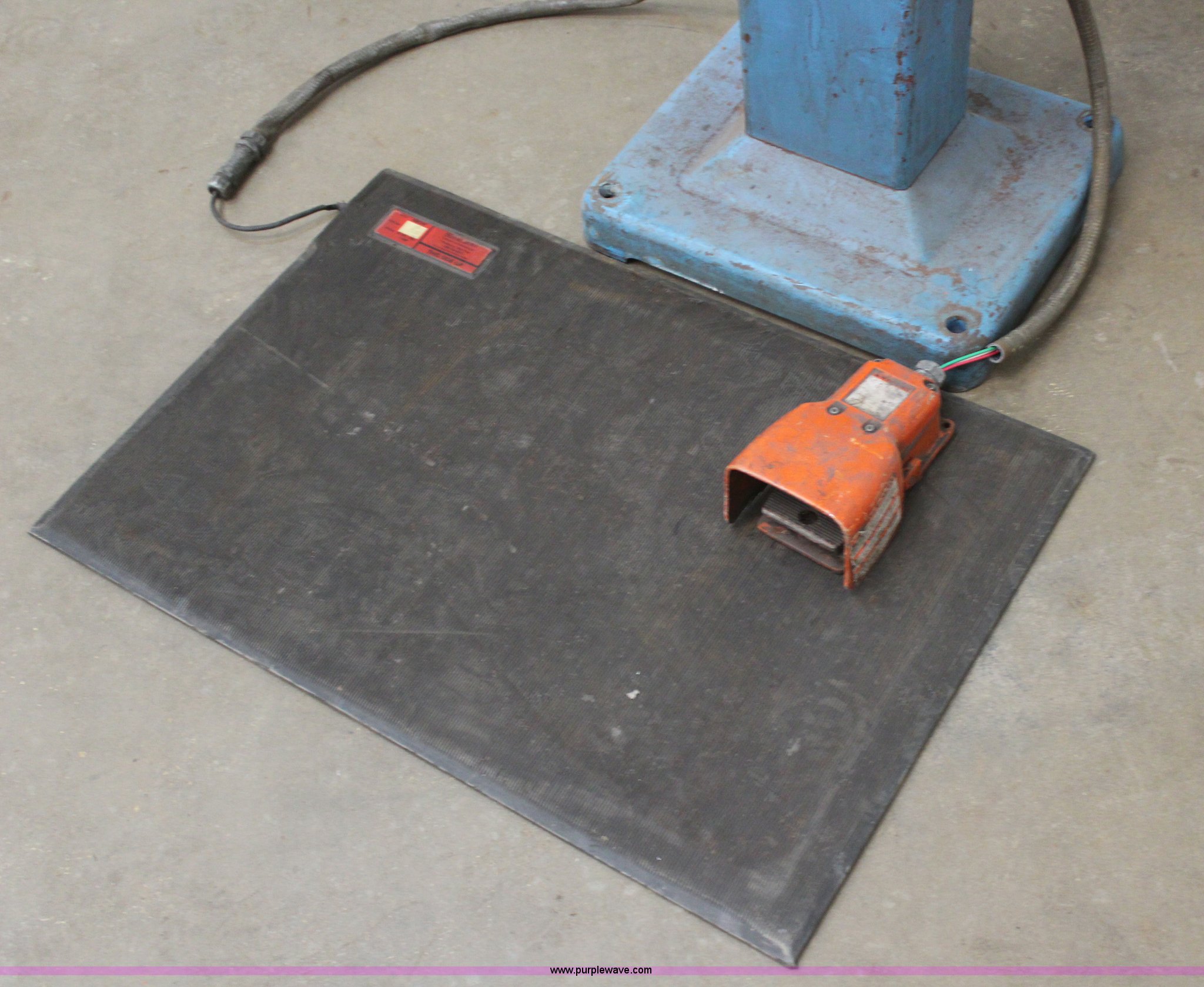 Pedistal grinder in Olathe, KS Item AZ9973 sold Purple Wave