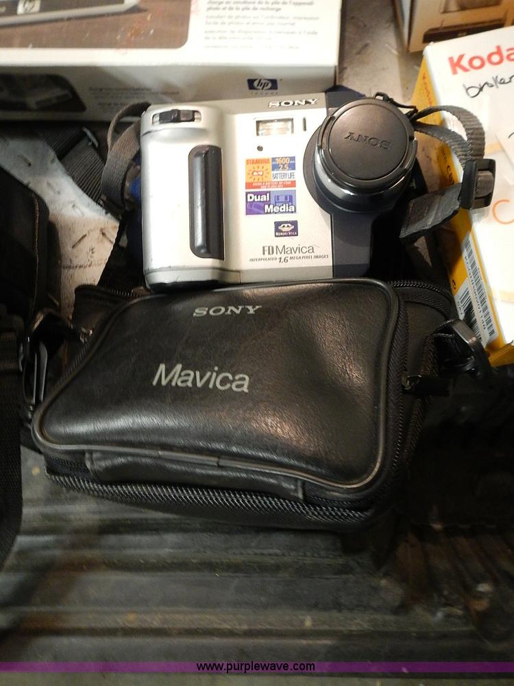 image for item AM9463 Assorted cameras and camcorders