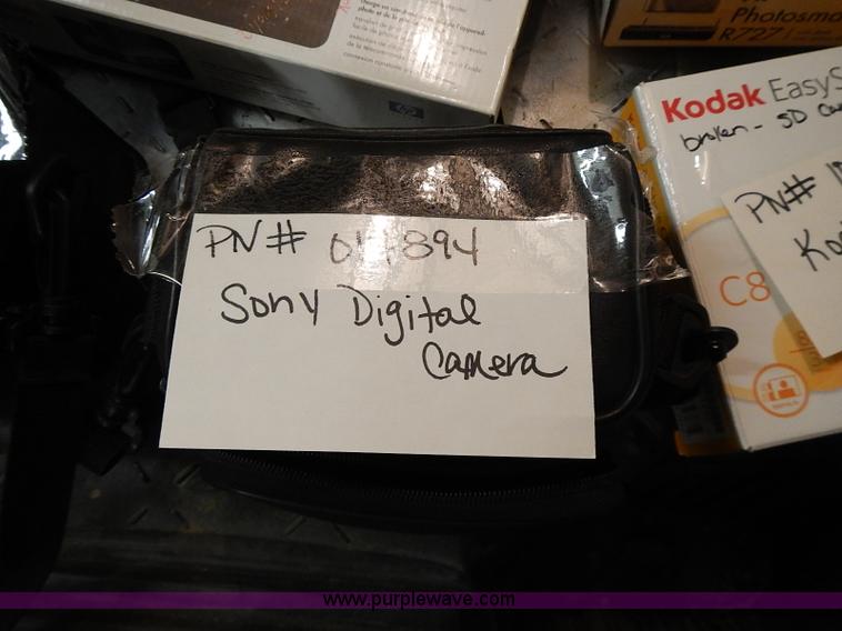 image for item AM9463 Assorted cameras and camcorders