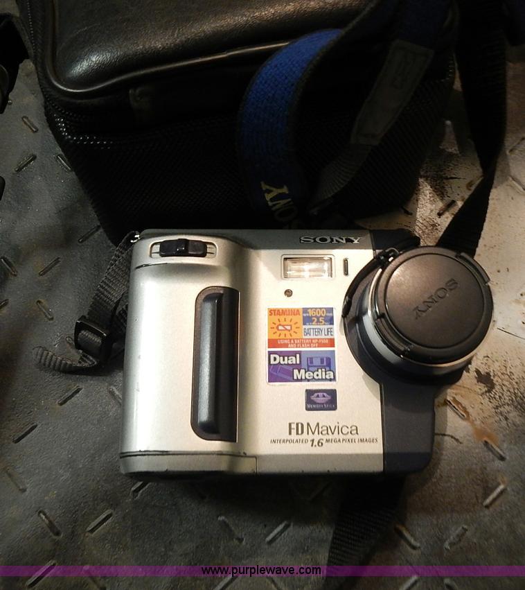 image for item AM9463 Assorted cameras and camcorders