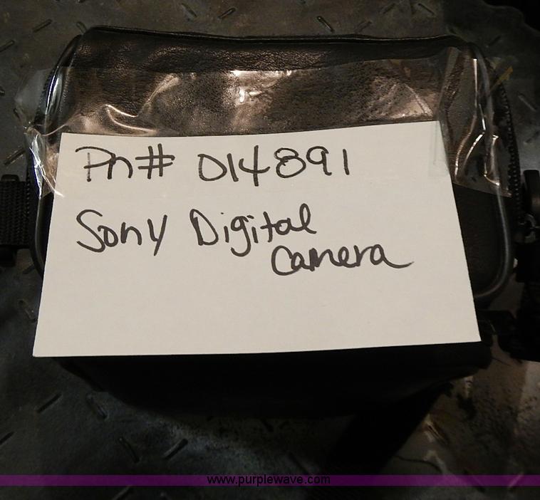 image for item AM9463 Assorted cameras and camcorders