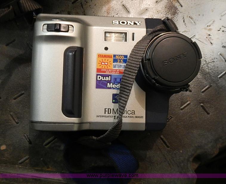 image for item AM9463 Assorted cameras and camcorders