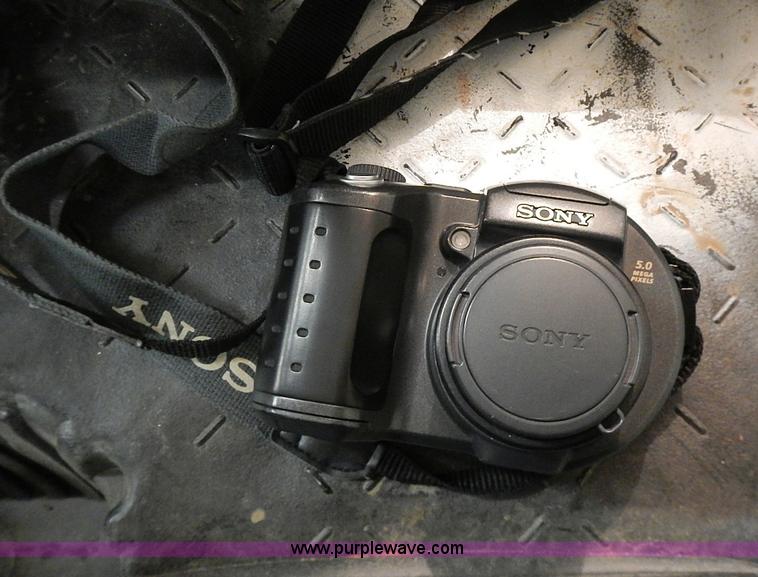 image for item AM9463 Assorted cameras and camcorders