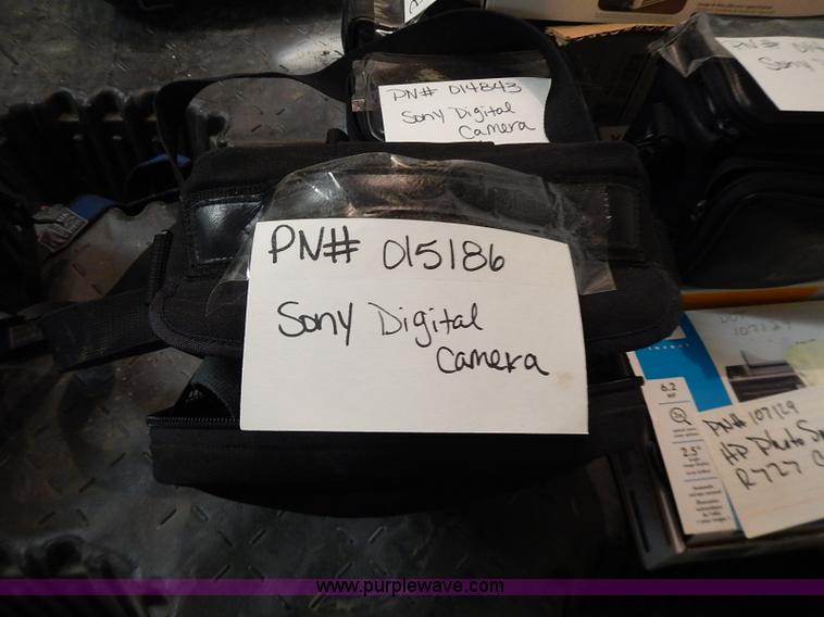 image for item AM9463 Assorted cameras and camcorders