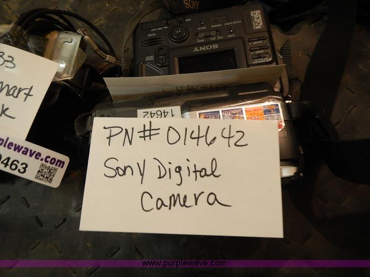 image for item AM9463 Assorted cameras and camcorders