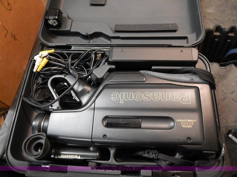 image for item AM9463 Assorted cameras and camcorders