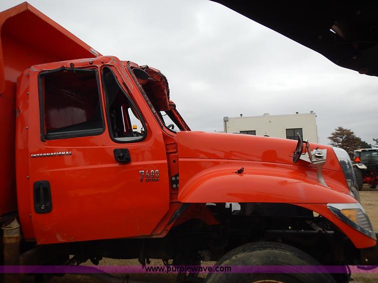 image for item AP9156 2006 International 7400SFA dump truck