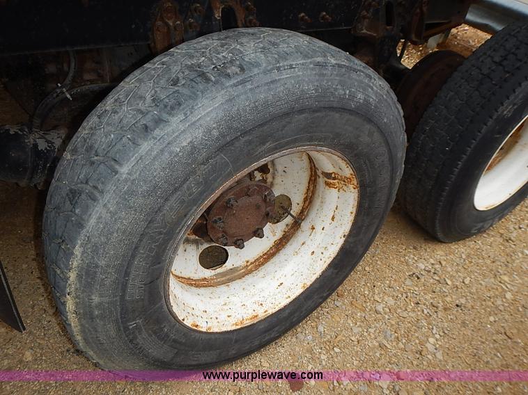 image for item AP9156 2006 International 7400SFA dump truck