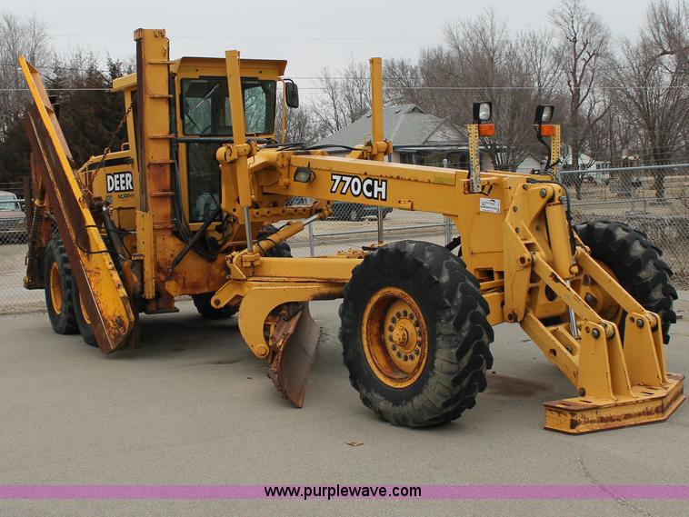 image for item G8213 2001 John Deere 770CH articulated motor grader