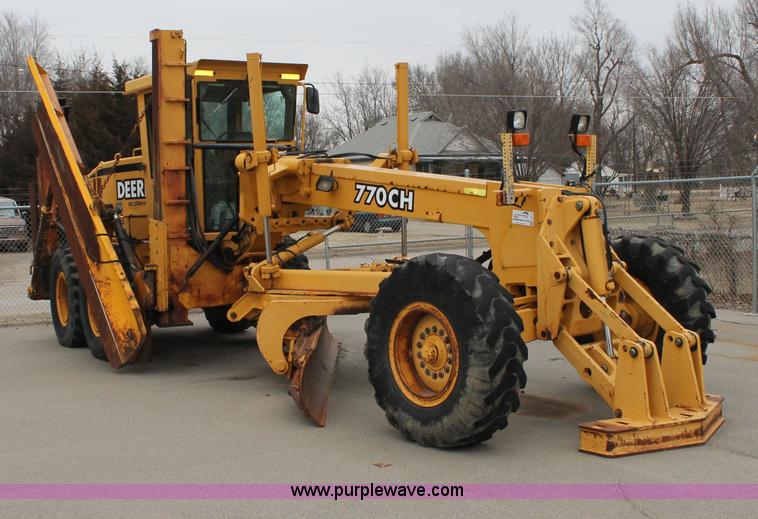 image for item G8213 2001 John Deere 770CH articulated motor grader