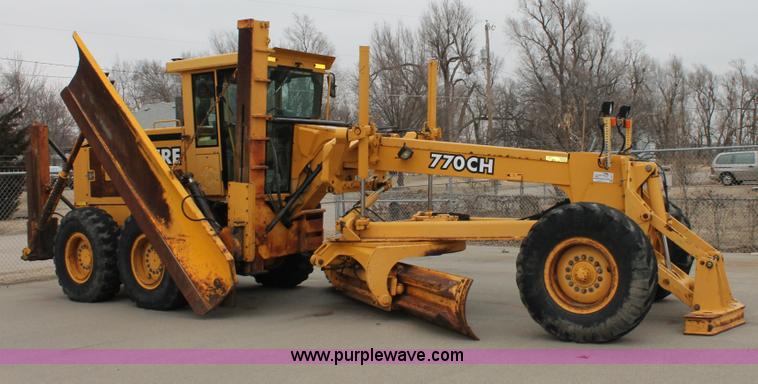 image for item G8213 2001 John Deere 770CH articulated motor grader