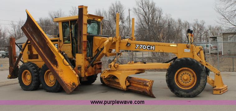 image for item G8213 2001 John Deere 770CH articulated motor grader