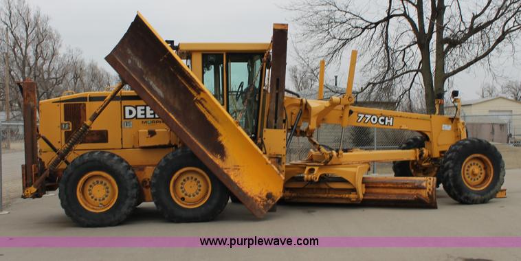 image for item G8213 2001 John Deere 770CH articulated motor grader