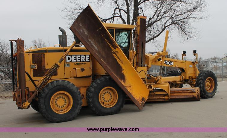 image for item G8213 2001 John Deere 770CH articulated motor grader