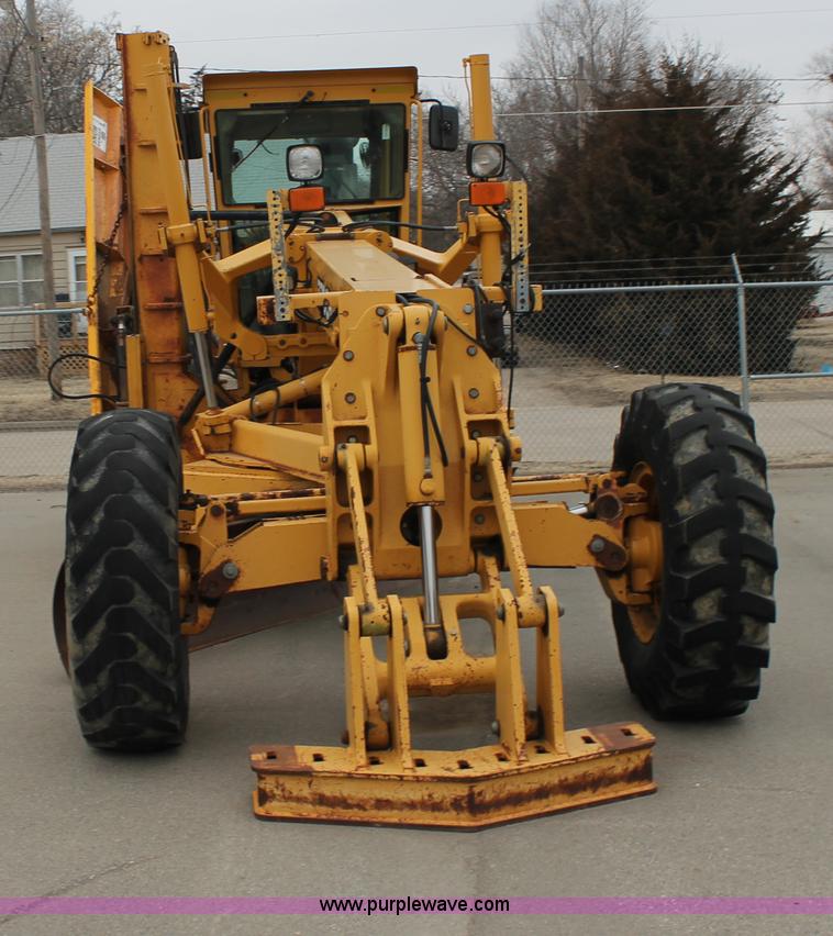 image for item G8213 2001 John Deere 770CH articulated motor grader