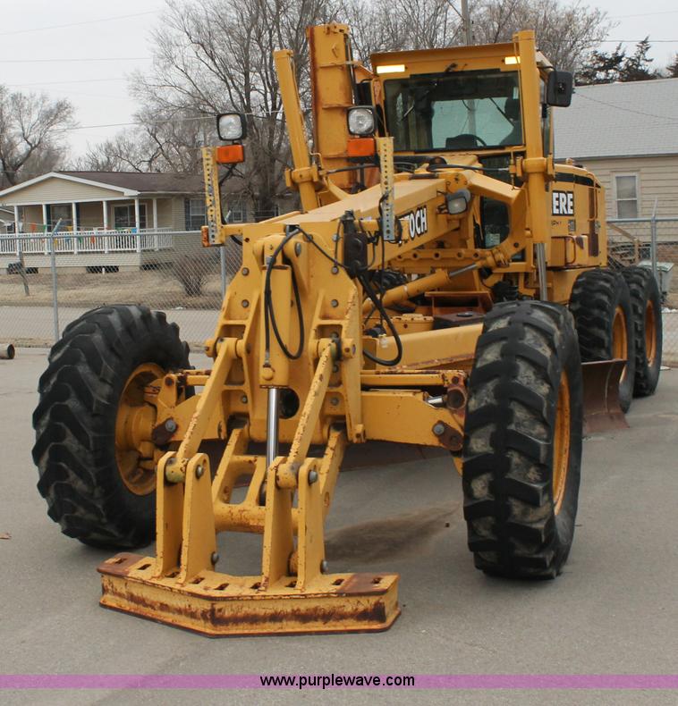 image for item G8213 2001 John Deere 770CH articulated motor grader