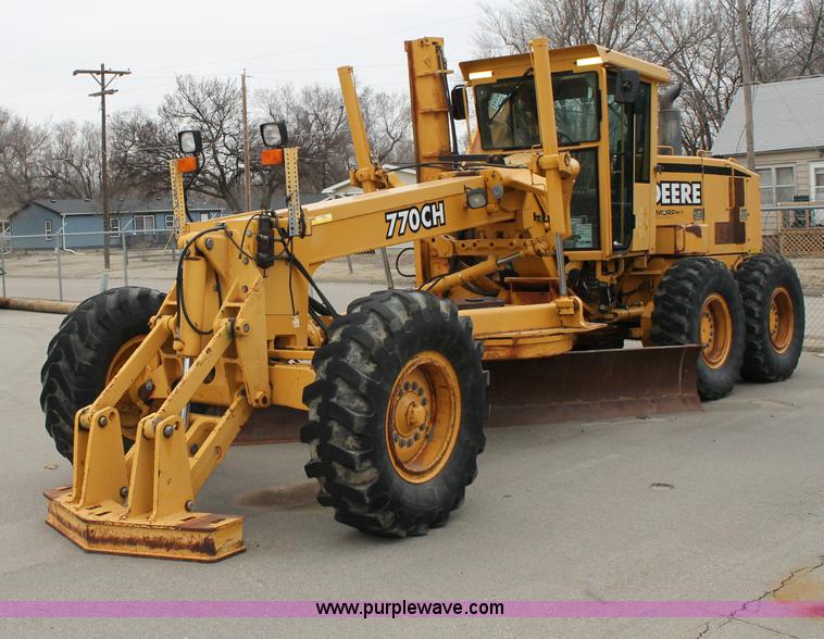 image for item G8213 2001 John Deere 770CH articulated motor grader