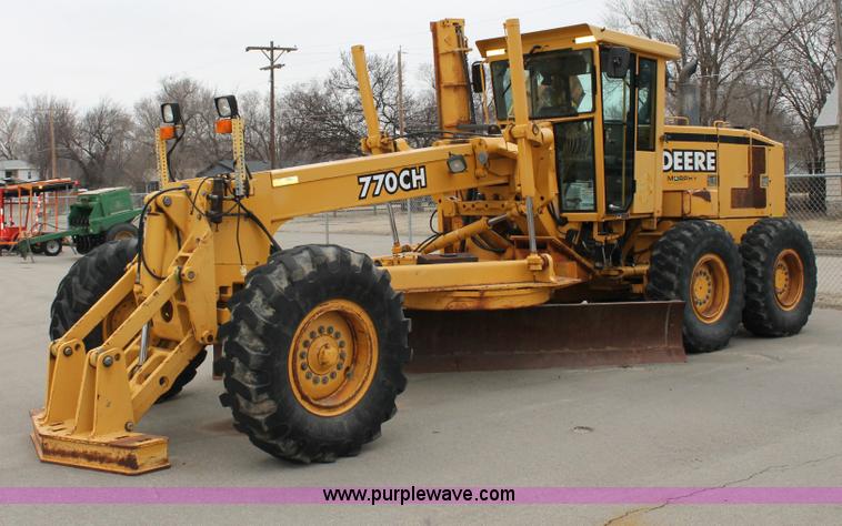 image for item G8213 2001 John Deere 770CH articulated motor grader