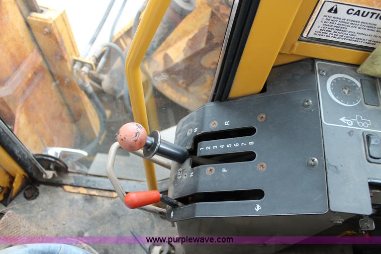 image for item G8213 2001 John Deere 770CH articulated motor grader