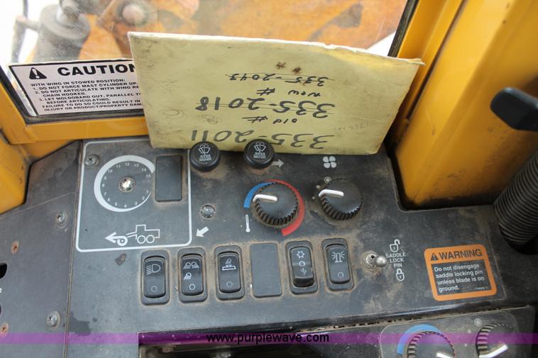 image for item G8213 2001 John Deere 770CH articulated motor grader