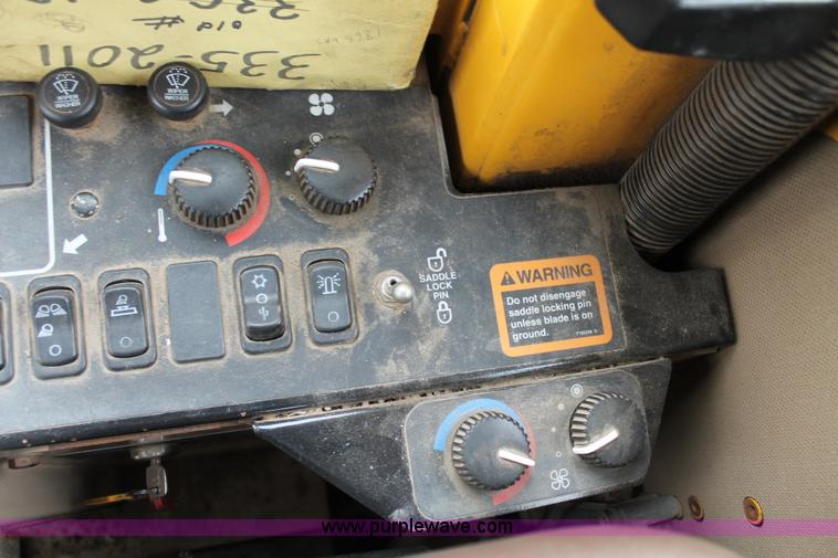 image for item G8213 2001 John Deere 770CH articulated motor grader