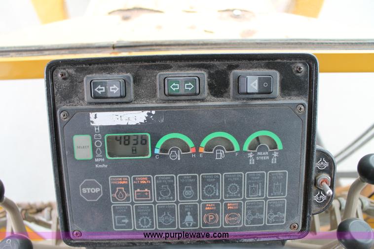 image for item G8213 2001 John Deere 770CH articulated motor grader